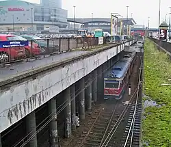 Die hier im offenen Trog verlaufende Trasse, 2010. Links der Säulen verlaufen die vier Gleise der Fern- und Nahverkehrsbahnen.