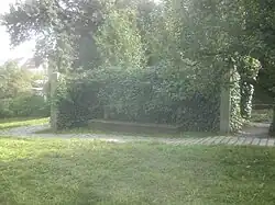 Spalier mit Steinbank an der Nordostecke.