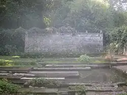 Kleine Wand mit Teich.