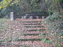 Sitzgruppe, links: Lyrikstation.