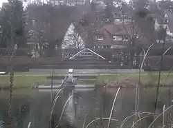 Rasenpyramide, vom Südufer des Egelsees aus.