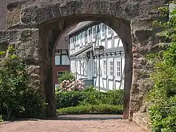 Renaissanceportal mit der Jahreszahl 1588 und Fachwerkhaus von 1697 in Landenhausen