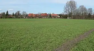 Ackerfläche mit den kaum wahrnehmbaren Wallresten der Asseburg