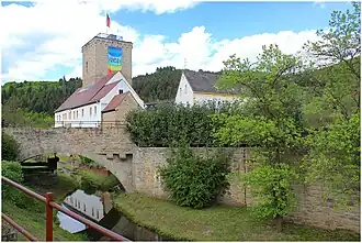 Wasserburg Reipoltskirchen mit Burggraben