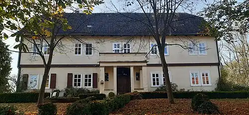 Heutiges Haupthaus auf dem Burghügel