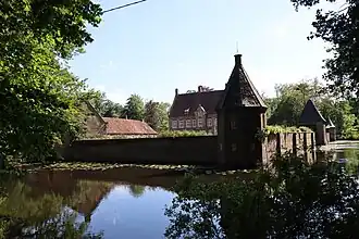 Haupthaus, Gräfte und Burgmauer