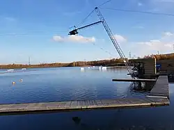 Auf dem Foto ist die Wasserskianlage des Norderstedter Stadtparks zu erkennen, welche sich im Stadtparksee befindet.