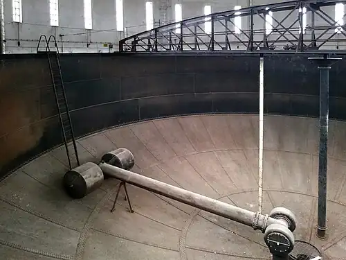 Leerer Wassertank von oben gesehen