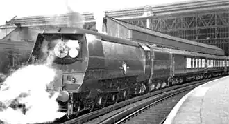 Merchant Navy 21C18 British India Line 1946 vor dem Bournemouth Belle im Bahnhof London Waterloo