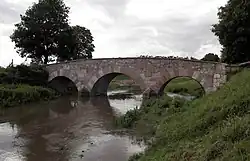 Die Wattenheimer Brücke führt bei Lorsch über die Weschnitz