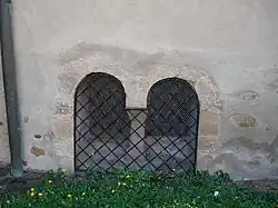 Zweiteiliges Fenster (frühromanisch) und Fensterpaar mit gotischen Spitzbogen