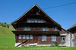 In der Stickereiblüte um 1900 wurden in vielen Häusern Handstickmaschinen aufgestellt, was an den grossen Fenstern erkennbar ist. Geburtshaus Ulrich Bräkers im Näppis, Wattwil