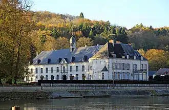 Die ehemalige Abtei von der Maas aus gesehen.