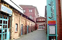 Blick in die Bogenstraße, rechts im Vordergrund das Programmkino bambi