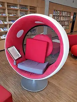 Sonic-Chair im Lesebereich