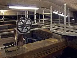 Mehrere miteinander verbundene Behälter nehmen insgesamt 300&nbsp;m³ Wasser auf.