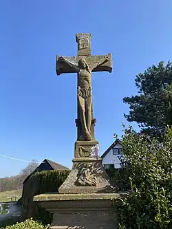 Wegekreuz an der Bushaltestelle