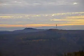 Die Frankenweide im Mittleren Pfälzerwald: Links Weißenberg mit Luitpoldturm, rechts Hortenkopf