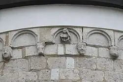 Konsolen an der Apsis, Halbfigur mit Buch