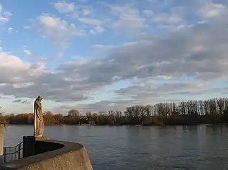 Nepomukstatue am Rheinufer in Weiß