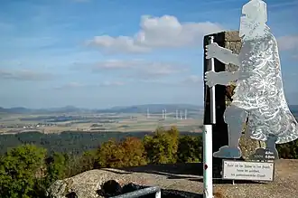Blick von der Weidelsburg in Richtung Westnordwesten, u.&nbsp;a. mit Hohem Dörnberg (mittig links) und Hohem Habichtswald (mittig) im Hintergrund