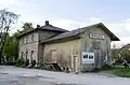 Denkmalgeschütztes Empfangsgebäude mit Güterschuppen