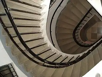 Große freitragende Stiege mit Kaisersteinstufen