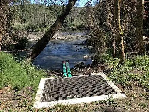 Regulierwehr neben einem Moorsee