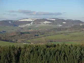 Blick vom Wachtküppel nordnordostwärts zum Weiherberg mit der Ortschaft Sieblos am Bergfuß