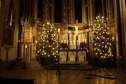 Weihnachtlicher Altarraum mit Kruzifix und Hochaltar