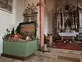 Innenansicht mit Blick zum Hochaltar (rechts) und zur Weihnachtskrippe vor dem linkem Seitenaltar