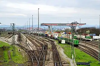 Blick auf den Containerumschlag in Weil am Rhein von der Friedensbrücke in Richtung Basel