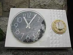 Weimar-Küchenuhr auf weißem Plastikgehäuse, 1970er Jahre, Batterie-Uhrwerk, mit Kurzzeitwecker vom VEB Feinwerktechnik Dresden