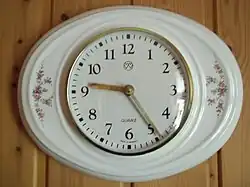 Ovale Porzellan-Küchenuhr mit überglastem Zifferblatt, 1960er Jahre