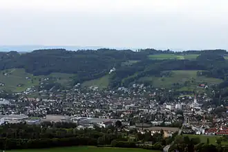 Blick auf den Ottenberg mit Schloss und Ort Weinfelden