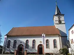 Blick von der Neustadter Straße auf das Kirchengebäude