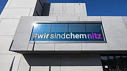 Bedruckte Fensterfront des Weinhold-Baus der TU Chemnitz als Detailaufnahme.