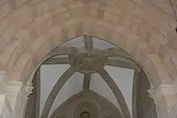 Ringstein über dem Turmchor