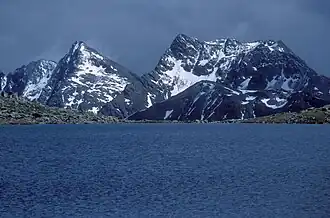 Die beiden höchsten Gipfel der Villgratner Berge, Weiße Spitze (2962 m, links) und Rote Spitze (2956 m, rechts) gesehen von Nordwesten vom Oberseitsee (2576 m)