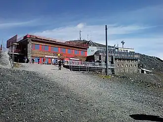 Der Gipfel mit der Station der Parsennbahn (Mitte), dem Forschungsinstitut (rechts) und dem Restaurant (links).