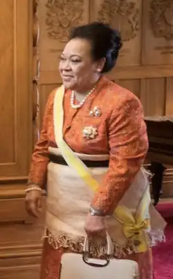 Königin Nanasipau’u bei der Willkommensfeier für König Tupou VI von Tonga. Eine melanesische Frau im orangefarbenen Kostüm mit Bastrock und Schärpe.