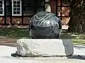„Weltkugelbrunnen“ vor dem alten Missionshaus