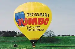 Der schweizweit bekannte gelbe Jumbo-Heissluftballon hebt ab. Mai 1995