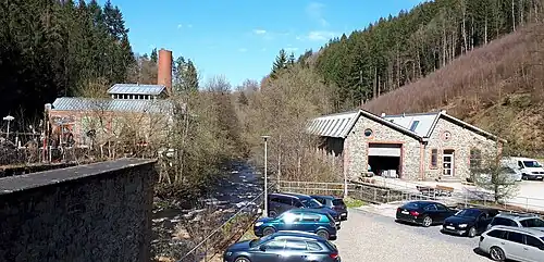 Shetdachhallen von 1918 (2023 durch Brand zerstört) und Kesselhaus (links)