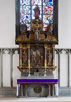 Erbsälzeraltar mit den Wappen der Erbsälzerfamilien inkl. Crispen (Nr. 5 von Links)
