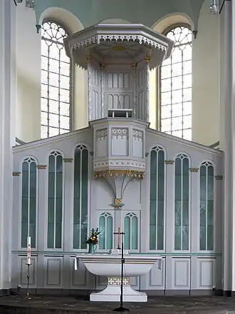 Kanzelwand mit Abendmahlstisch