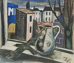 Fensterausblick auf eine Stadt mit teilweise zerstörten Häusern. Auf dem Fensterbrett liegt neben einem Krug ein toter schwarzer Vogel.