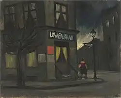 Nächtliche Szene: Vor einer Kneipe mit der Aufschrift „Löwenbräu“ und gelben Vorhängen befinden sich ein Baum, ein Laterne mit Straßenschildern und eine breite Frau in Rückenansicht. Verdeckt vom Haus fällt helles Licht in den dunklen Himmel.