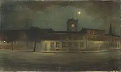 In einer bräunlich-bläulichen Nachtstimmung sind eine Straße mit Gaslaternen und Alleebäumen, dahinter eine Häuserfront, im Hintergrund eine Kirche und darüber ein Vollmond zu sehen.