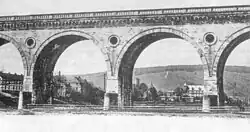 Blick durch die Brückenpfeiler auf die Stadt